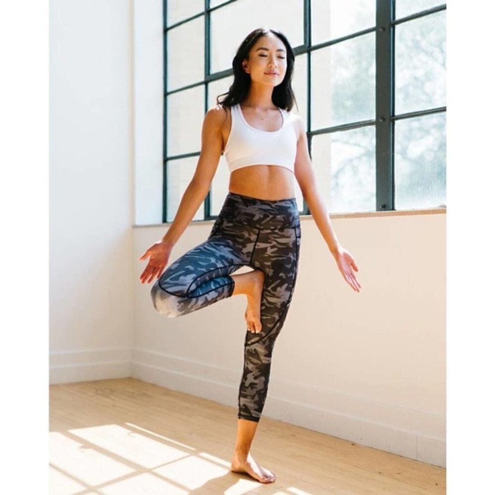 Zyia Active‎ Camo Metallic Pocket Light and Tight Hi Rise Capri Size 8-10